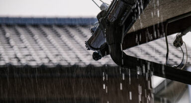 雨でも解体工事はやる？雨天決行するメリットやデメリットも紹介！