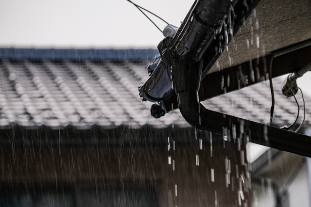 雨でも解体工事はやる？雨天決行するメリットやデメリットも紹介！