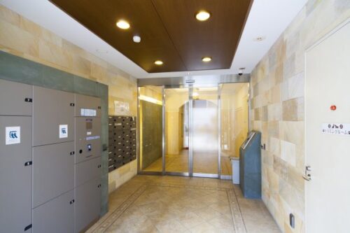 レジディア新宿御苑風除室(メールBOX,宅配BOX) (内装)イメージ レジディア新宿御苑風除室(メールBOX,宅配BOX) (内装)イメージ